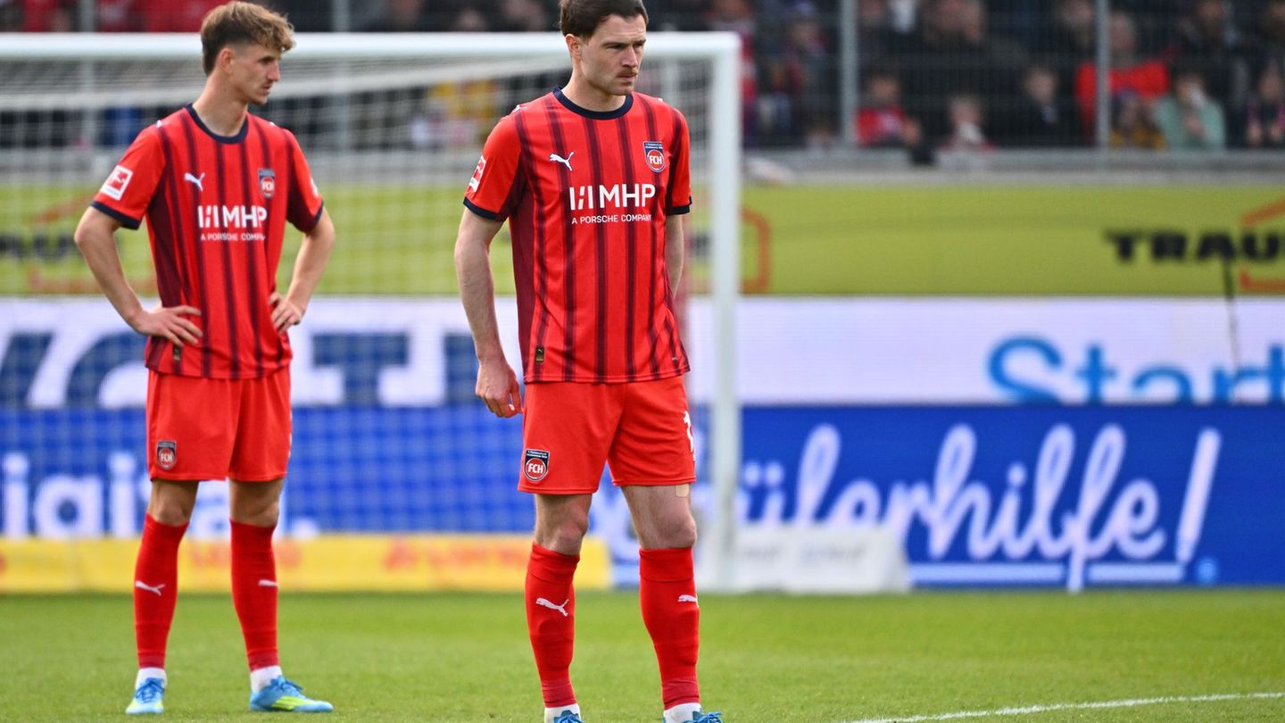Budu Siwsiwadse und Jan Schöppner steigen mit Heidenheim ab. Foto: Jan-Philipp Strobel/dpa