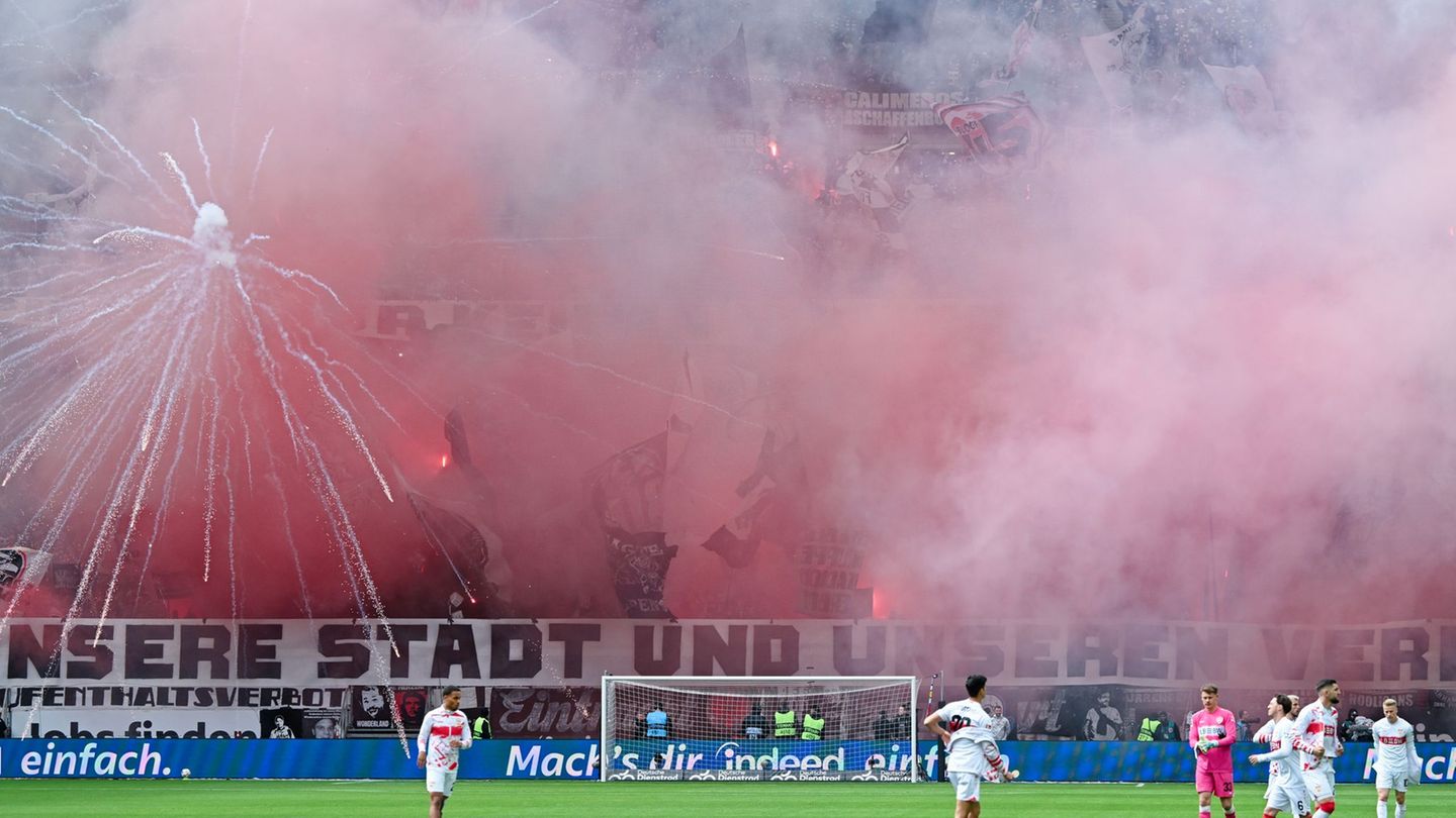 Beim Spiel Eintracht Frankfurt gegen den VfB Stuttgart gab es durch Pyrotechnik zwei Verletzte. Foto: Uwe Anspach/dpa