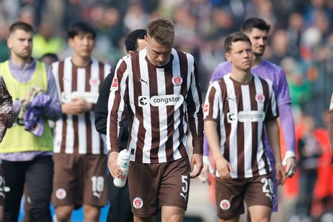 Hauke Wahl (M.) und Teamkollegen auf der Bundesliga-Abschiedsrunde. Foto: Philipp Szyza/dpa