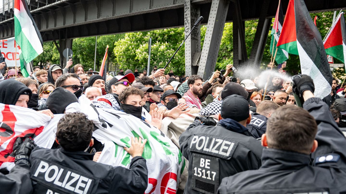 Die Polizei geht bei der Demonstration mit Reizspray in die Menge. Foto: Fabian Sommer/dpa