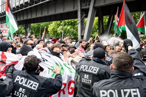 Die Polizei geht bei der Demonstration mit Reizspray in die Menge. Foto: Fabian Sommer/dpa