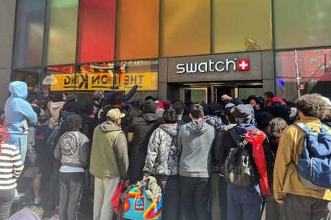 Gedränge vor Swatch-Geschäft am Times Square in New York