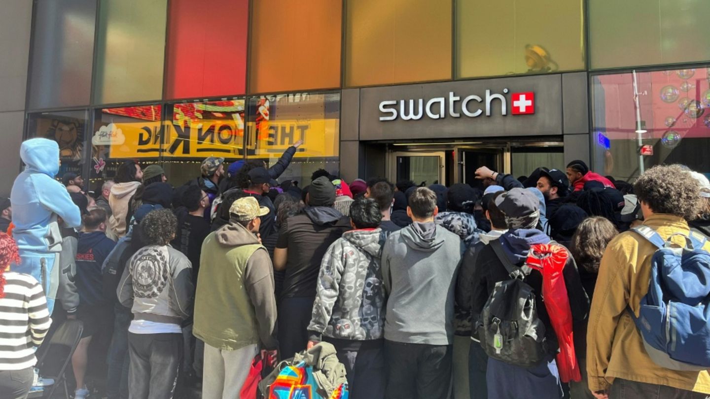 Gedränge vor Swatch-Geschäft am Times Square in New York
