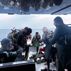 Die Rettungstaucher auf den Malediven bereiten sich auf ihre Suchaktion vor, um vier italienische Touristen zu bergen