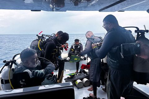 Die Rettungstaucher auf den Malediven bereiten sich auf ihre Suchaktion vor, um vier italienische Touristen zu bergen
