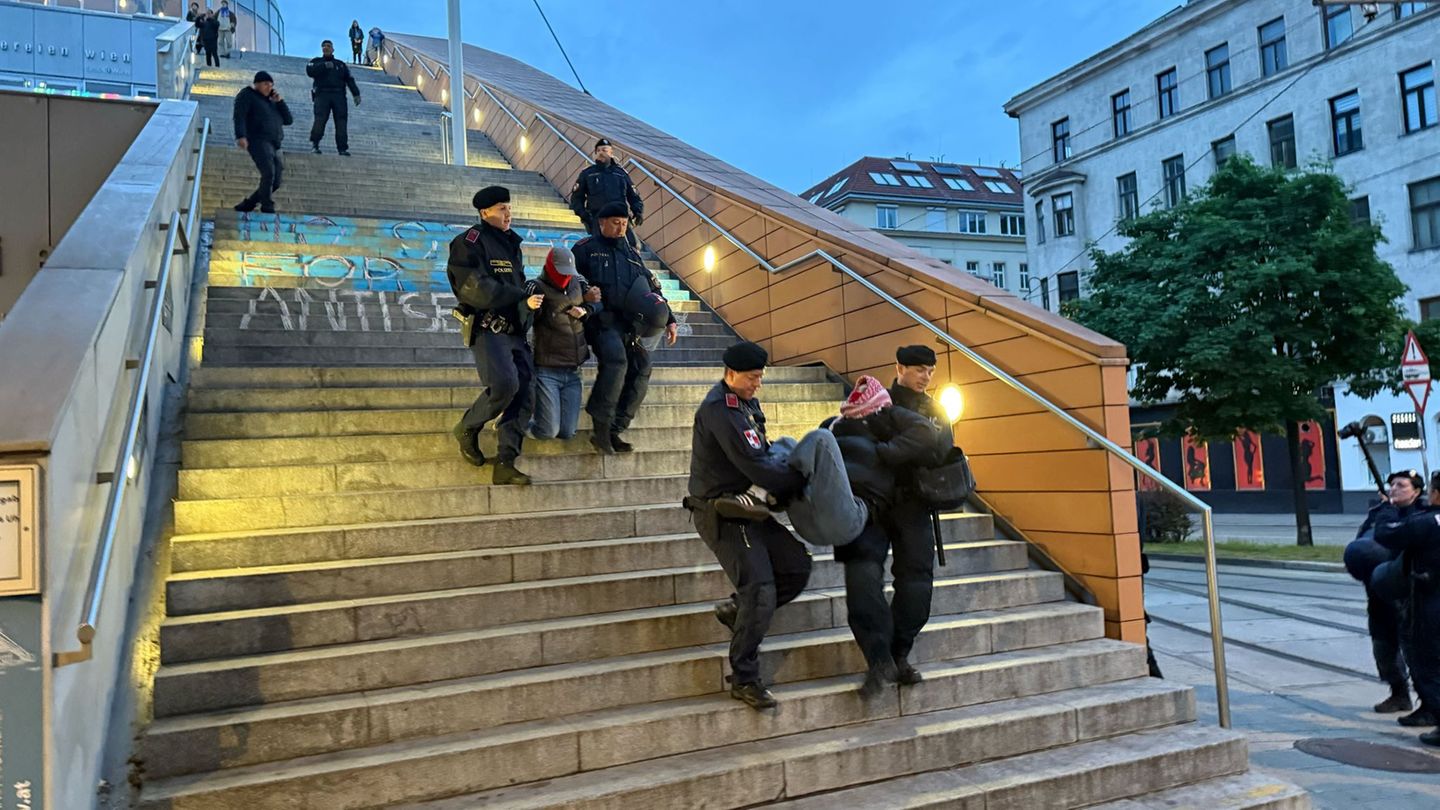 Eine kleine Gruppe von Aktivisten sorgte für einen größeren Polizeieinsatz. Foto: Britta Schultejans/dpa