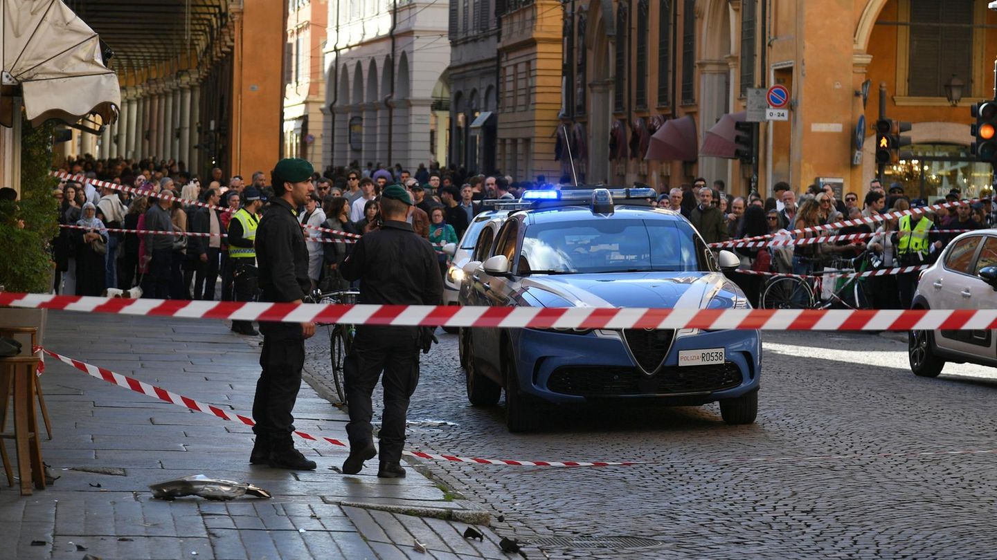 Ein Polizeiwagen steht am Tatort in Modena