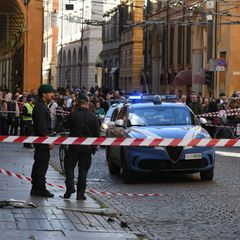 Ein Polizeiwagen steht am Tatort in Modena