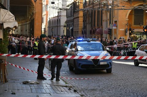 Ein Polizeiwagen steht am Tatort in Modena