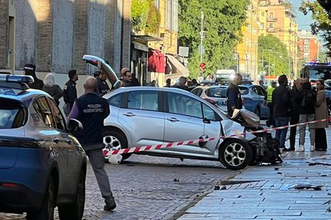 Polizeiabsperrung um Auto in Modena