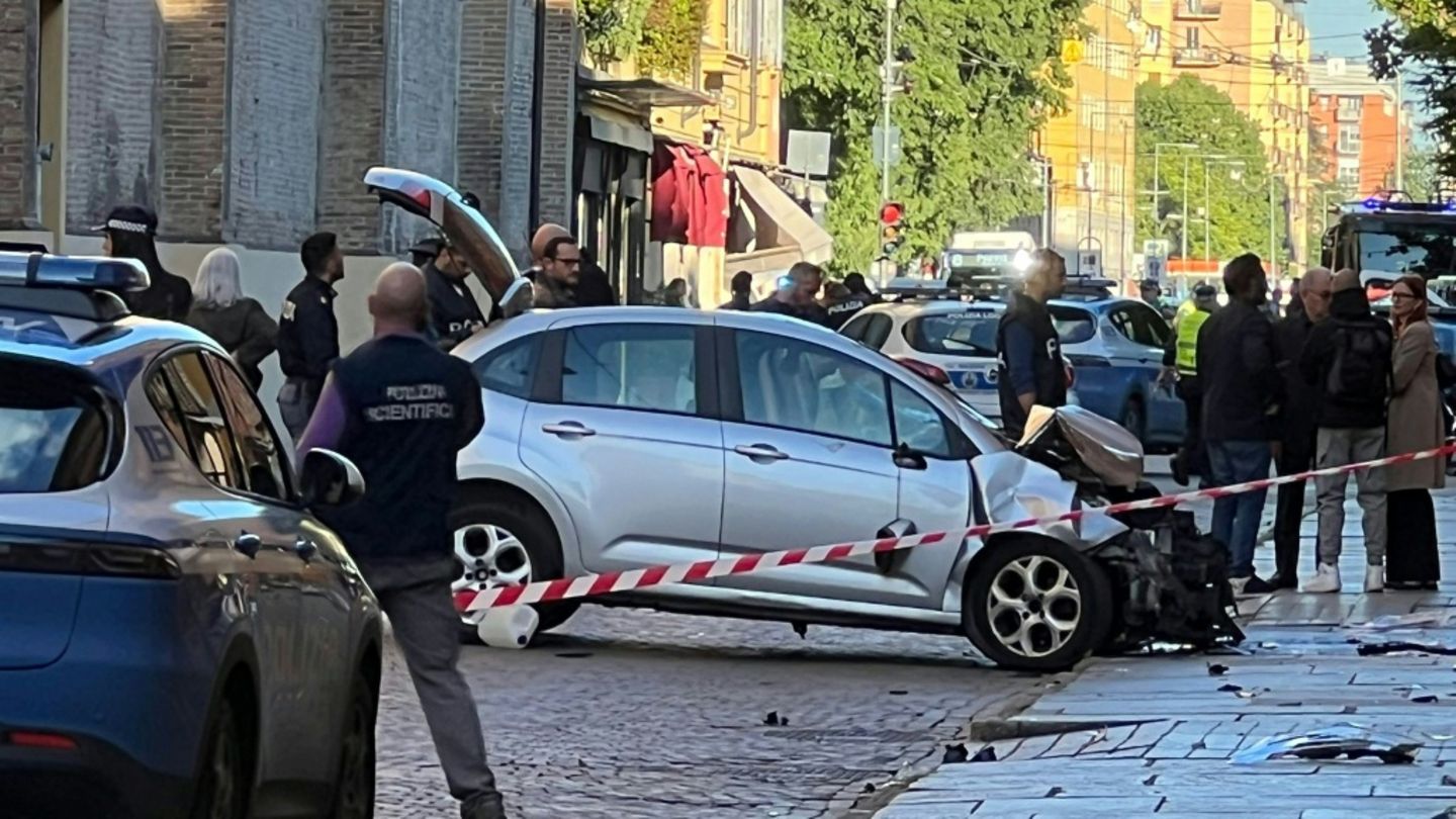 Polizeiabsperrung um Auto in Modena