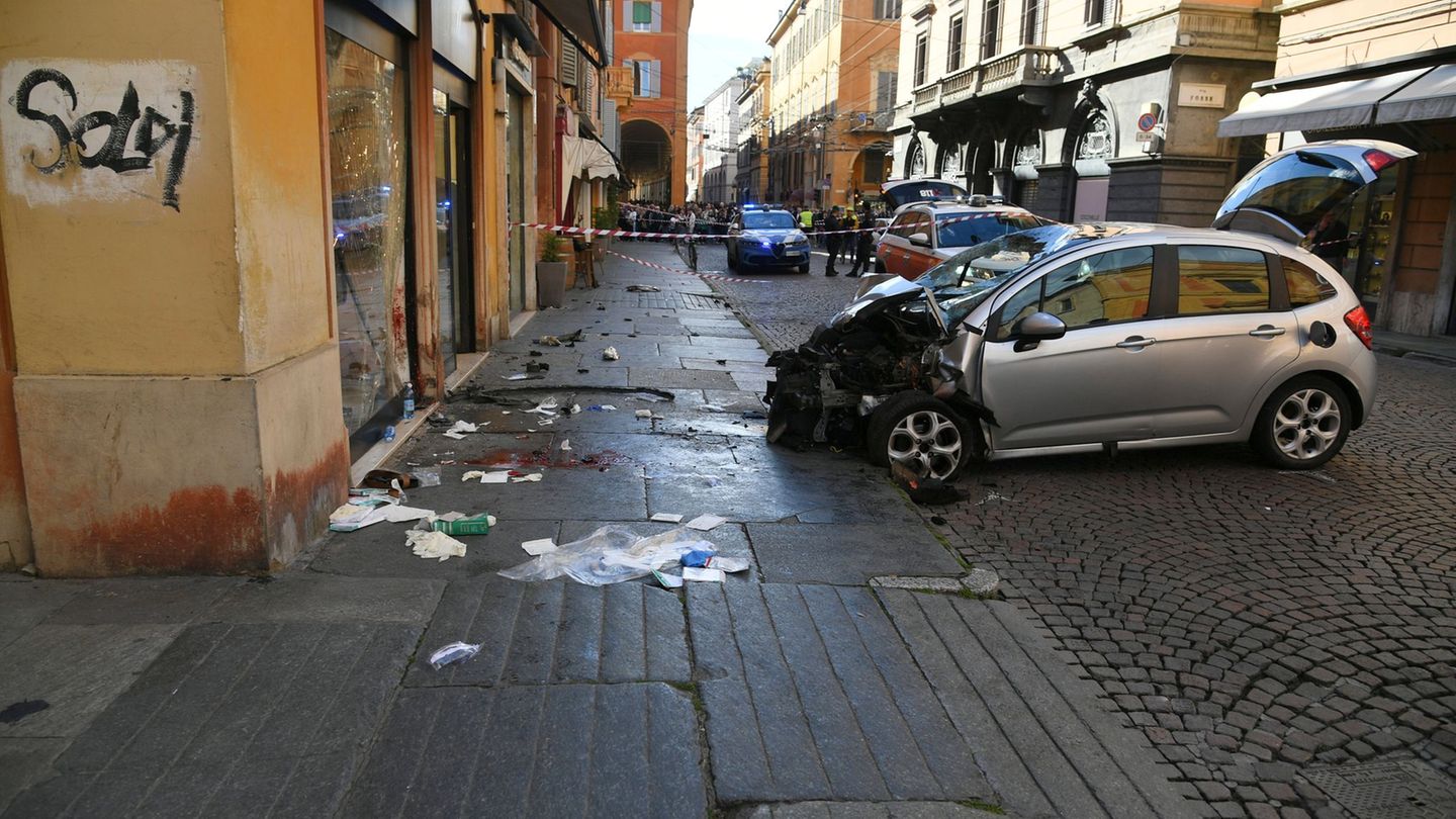 Im norditalienischen Modena fuhr ein Auto in eine Menschenmenge. Foto: Uncredited/LaPresse/AP/dpa
