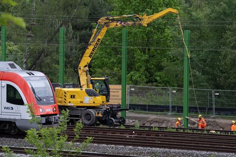 Für den Bau der RTW müssen auch immer wieder Bahnstrecken gesperrt werden. Foto: Boris Roessler/dpa