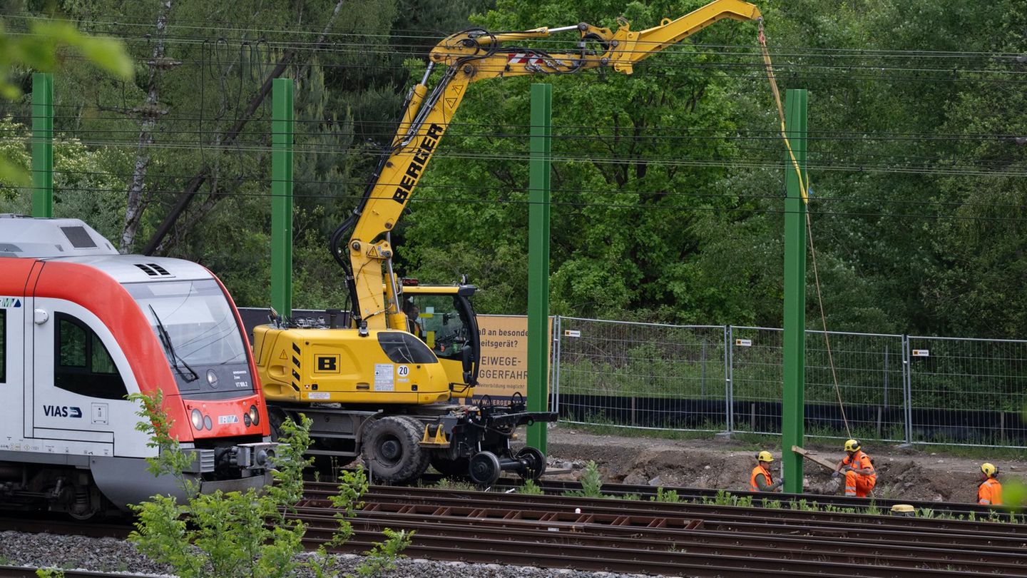 Für den Bau der RTW müssen auch immer wieder Bahnstrecken gesperrt werden. Foto: Boris Roessler/dpa
