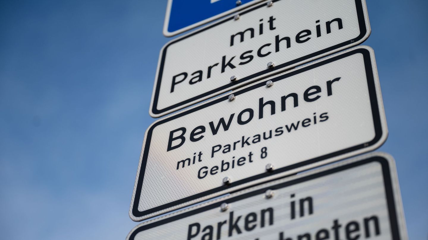 Viele Kommunen in Baden-Württemberg haben die Gebühren für Anwohnerparken erhöht - oder wollen diese erhöhen. (Symbolbild) Foto: