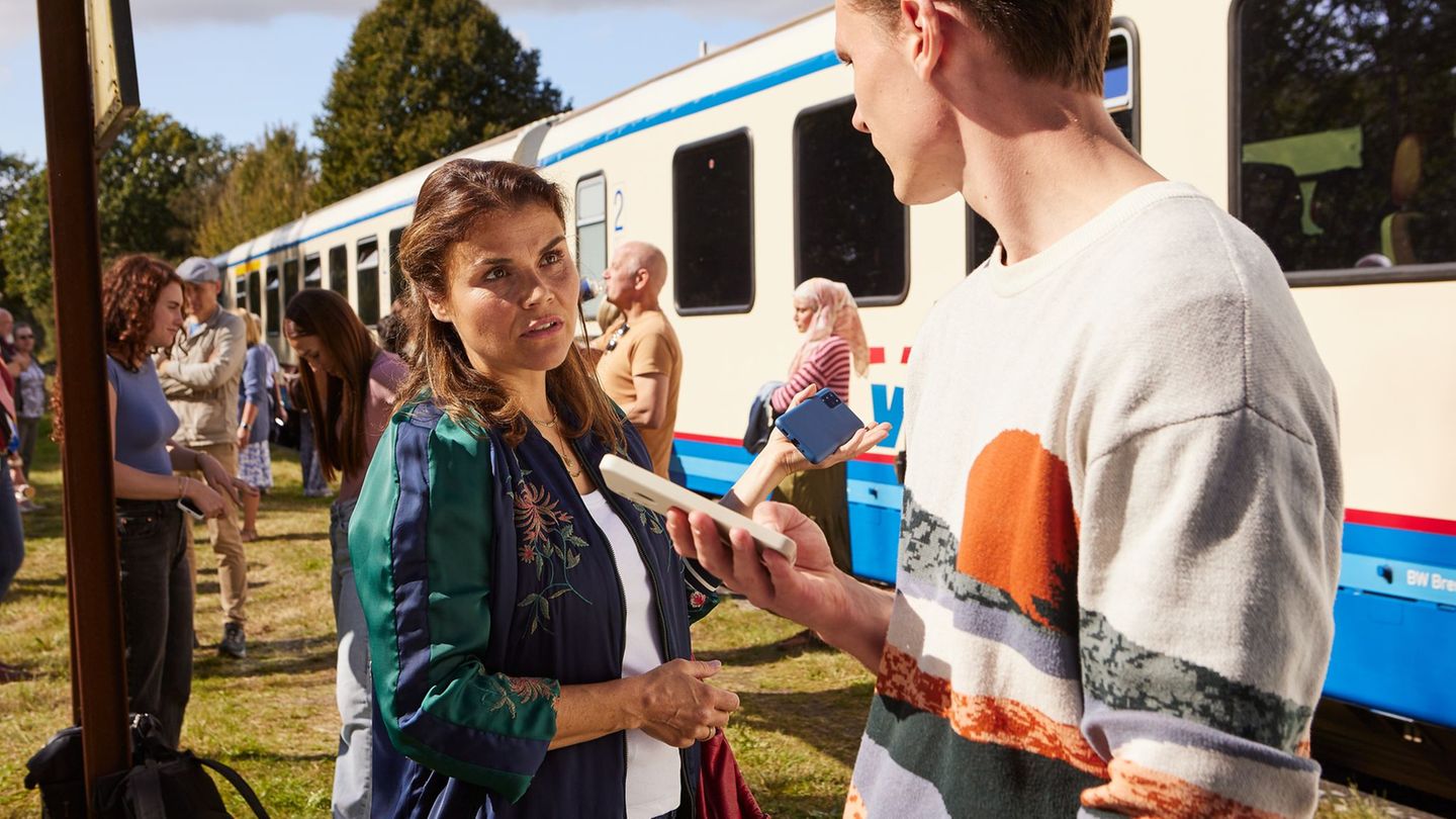 Sandra (Katharina Wackernagel) und Otis' (Rick Okon) treffen sich beim unplanmäßigen Halt eines Zugs. Foto: Andrea Küppers/ZDF/d