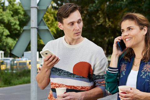 "Zwei am Zug": Otis (Rick Okon, l.) und Sandra (Katharina Wackernagel) haben gute Neuigkeiten für ihre Lieben.