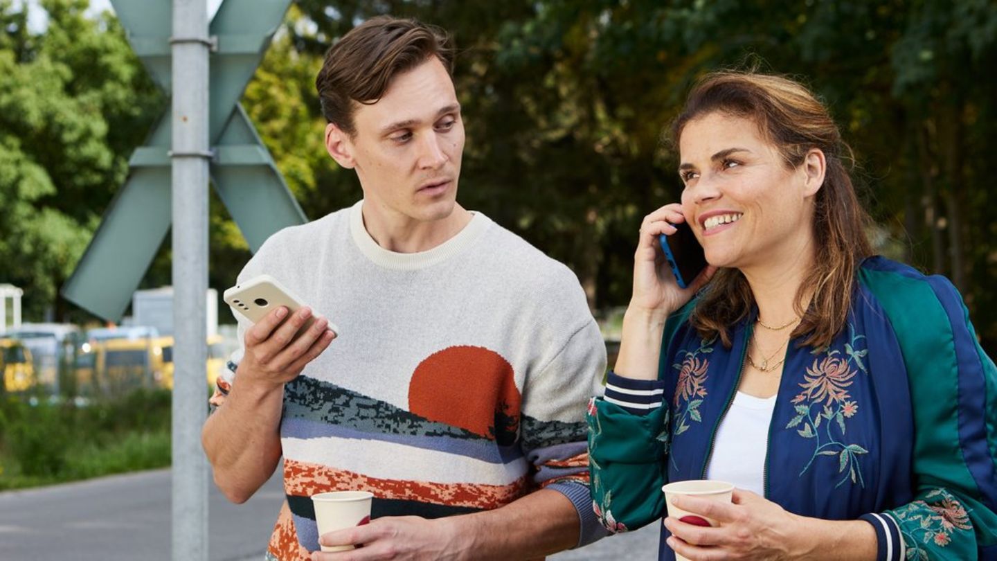 "Zwei am Zug": Otis (Rick Okon, l.) und Sandra (Katharina Wackernagel) haben gute Neuigkeiten für ihre Lieben.