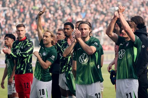 Noch eine Chance erspielt: Die Spieler des VfL Wolfsburg. Foto: Christian Charisius/dpa