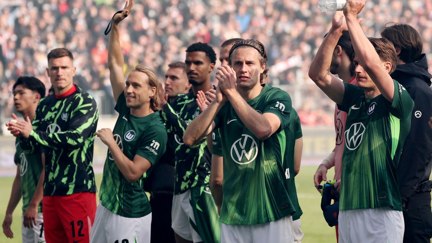 Noch eine Chance erspielt: Die Spieler des VfL Wolfsburg. Foto: Christian Charisius/dpa
