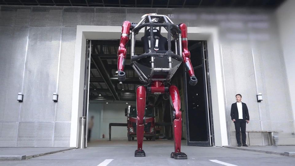 Humanuider XXL-Roboter schlägt Wände ein