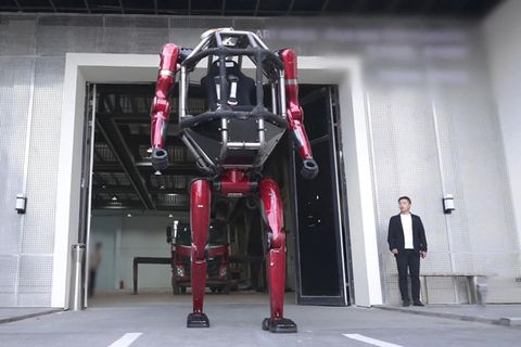 Humanuider XXL-Roboter schlägt Wände ein