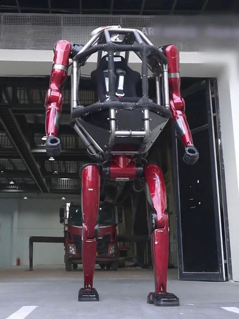 Humanuider XXL-Roboter schlägt Wände ein