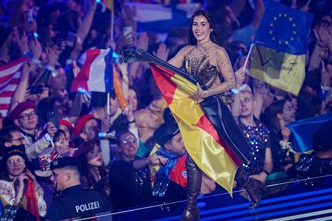 Sarah Engels läuft mit einer Deutschlandflagge über die Bühne