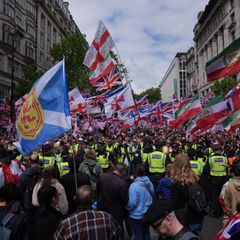 Zehntausende versammeln sich in London bei einer rechten Großdemo. Organisiert wurde die Demo „Unite the Kingdom“ vom britischen Rechtsextremisten Robinson