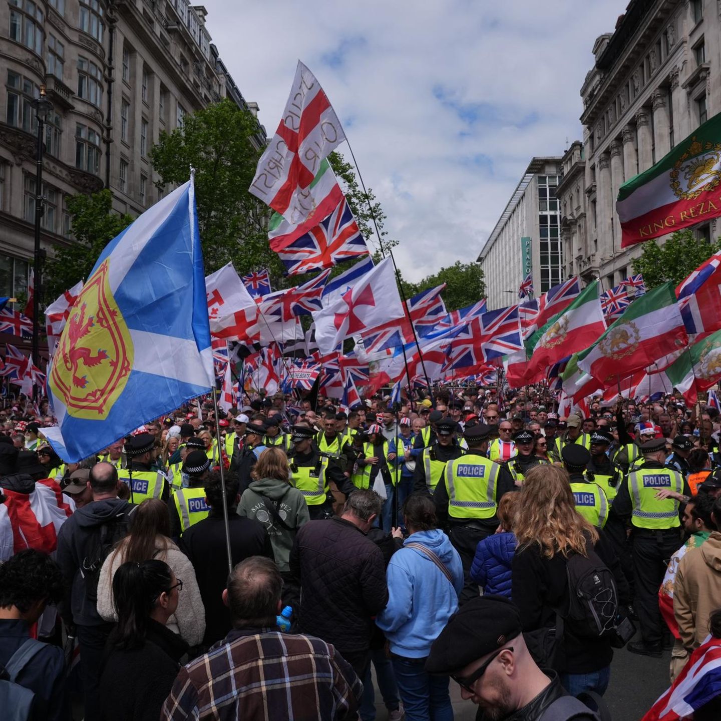 Zehntausende versammeln sich in London bei einer rechten Großdemo. Organisiert wurde die Demo „Unite the Kingdom“ vom britischen Rechtsextremisten Robinson