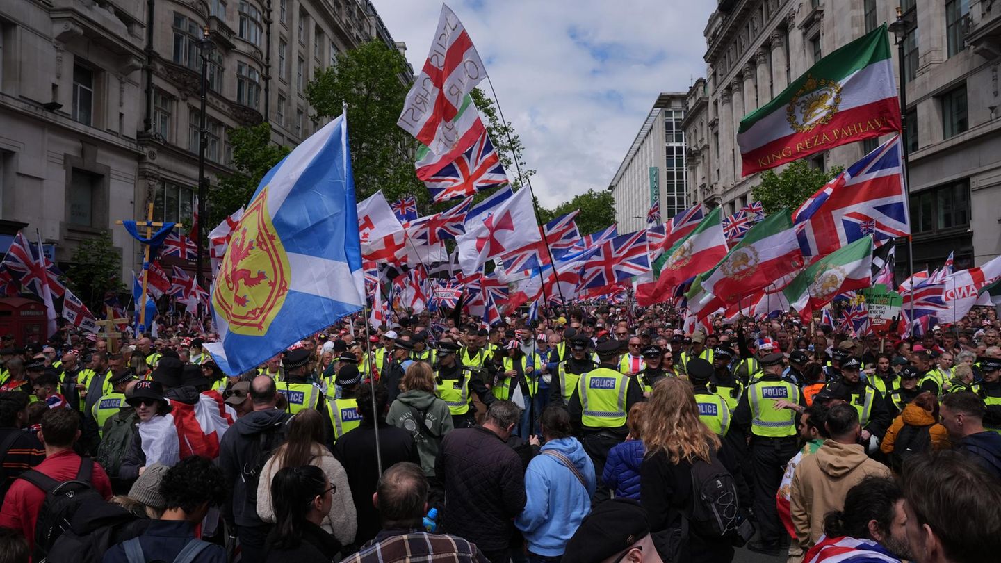 Zehntausende versammeln sich in London bei einer rechten Großdemo. Organisiert wurde die Demo „Unite the Kingdom“ vom britischen Rechtsextremisten Robinson