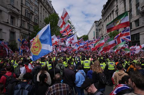 Zehntausende versammeln sich in London bei einer rechten Großdemo. Organisiert wurde die Demo „Unite the Kingdom“ vom britischen Rechtsextremisten Robinson