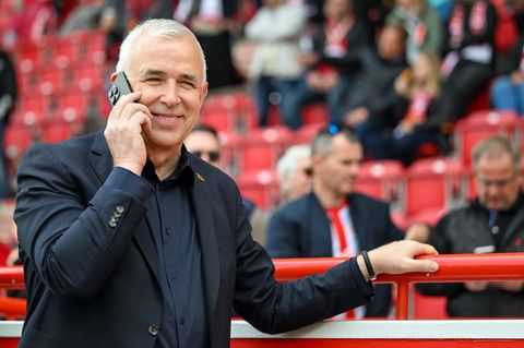 Union-Präsident Dirk Zingler dürfte in den kommenden Tagen oft am Telefon hängen. Foto: Soeren Stache/dpa