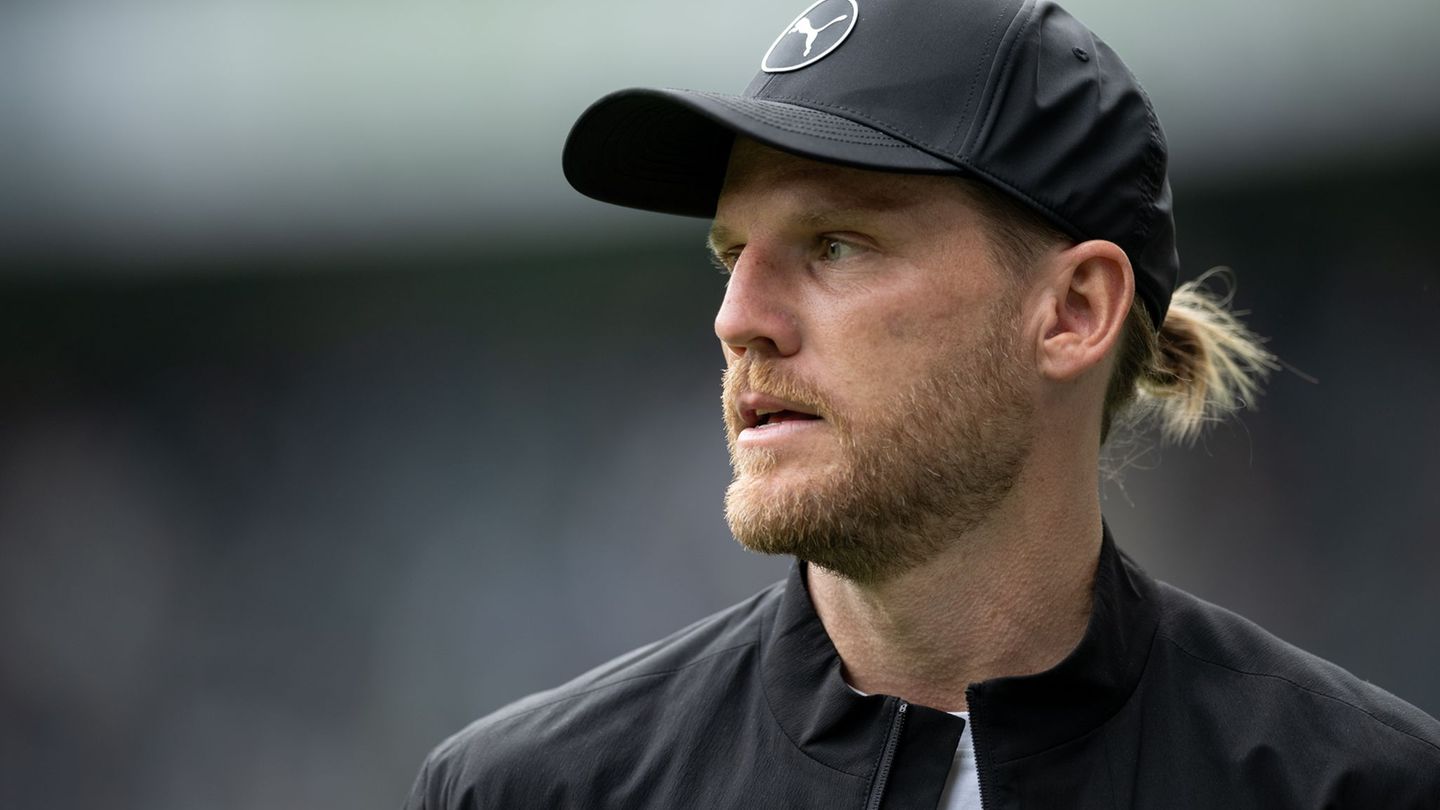 Die Zukunft von Trainer Eugen Polanski in Gladbach ist offen. Foto: Fabian Strauch/dpa