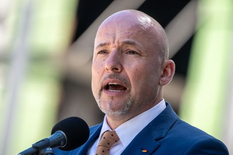 Der CSU-Landesgruppenvorsitzender zeigt sich bei der Steuerreform offen für eine Erhöhung der Reichensteuer und fordert nun von
