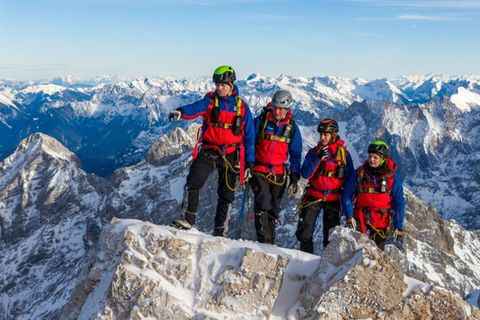 Die Bergretter der Bergwacht Grainau in der Nähe des Zugspitzgipfels. Bei einem gefährlichen Einsatz wurden sie von einer Gewitterfront überrascht.