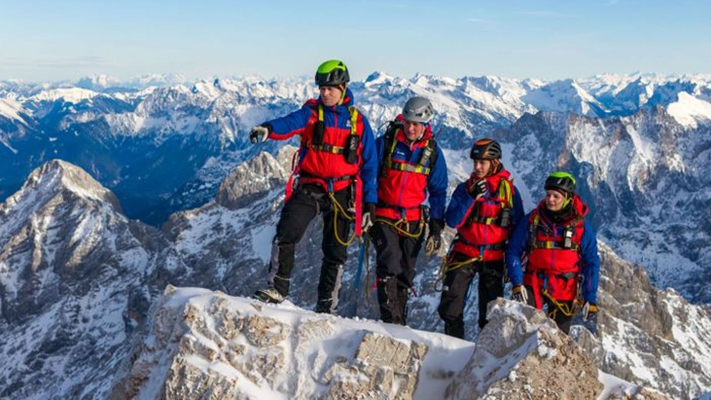 Die Bergretter der Bergwacht Grainau in der Nähe des Zugspitzgipfels. Bei einem gefährlichen Einsatz wurden sie von einer Gewitterfront überrascht.