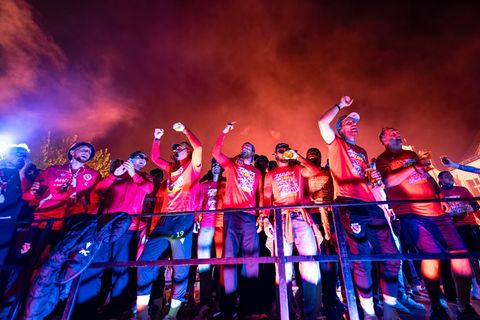 Die Mannschaft des FC Energie Cottbus feiert nach ihrer Rückkehr vom letzten Saisonspiel auf dem Cottbuser Altmarkt. Foto: Frank