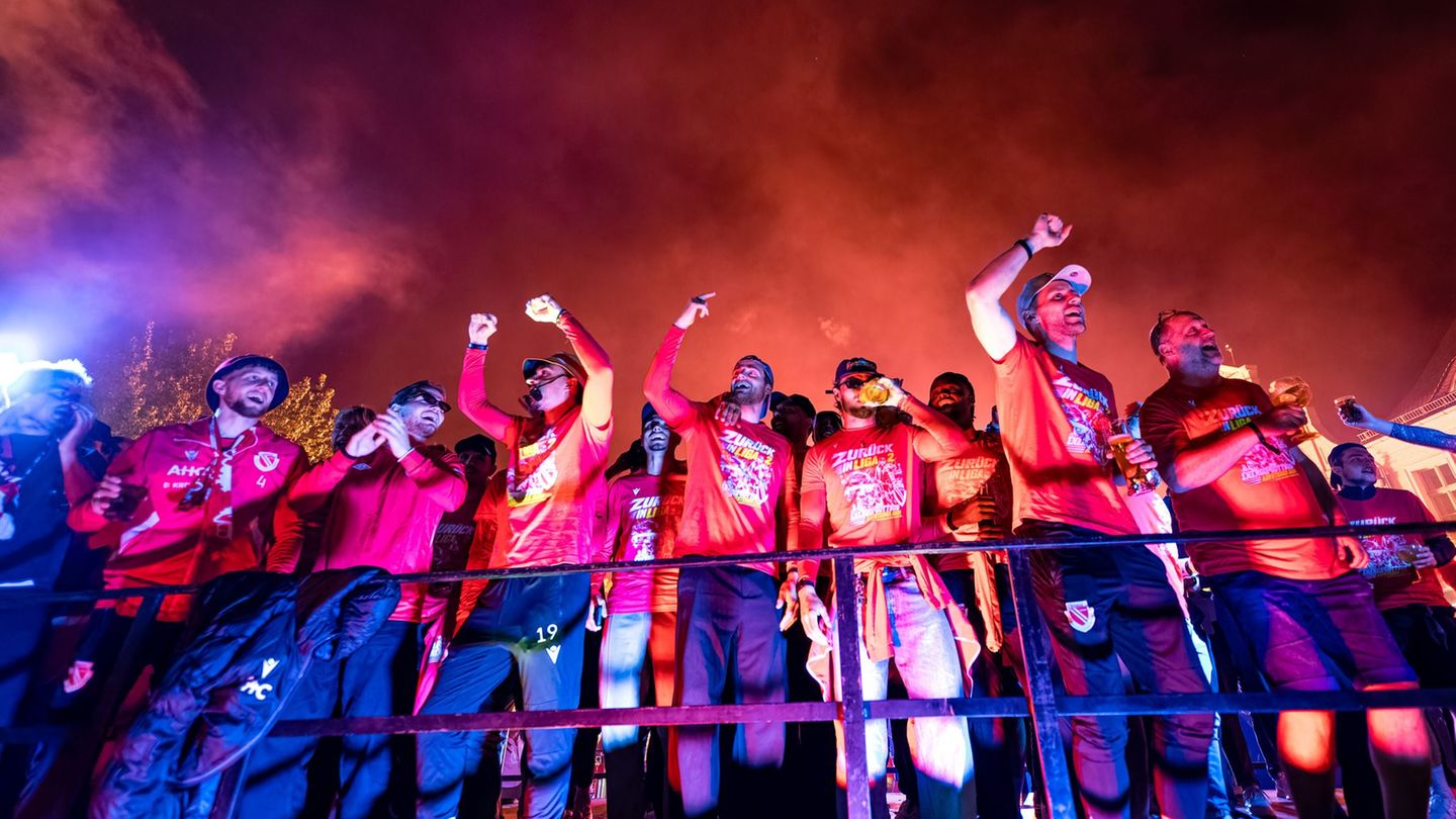 Die Mannschaft des FC Energie Cottbus feiert nach ihrer Rückkehr vom letzten Saisonspiel auf dem Cottbuser Altmarkt. Foto: Frank