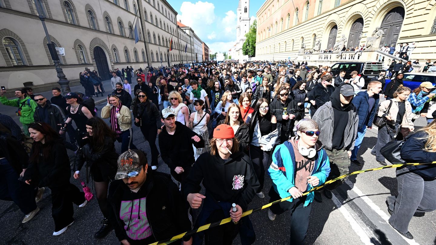 Eine fünfstellige Zahl von Menschen demonstriert bei der Münchner "Krachparade" gegen die hohen Mieten und für eine lebendige Ku