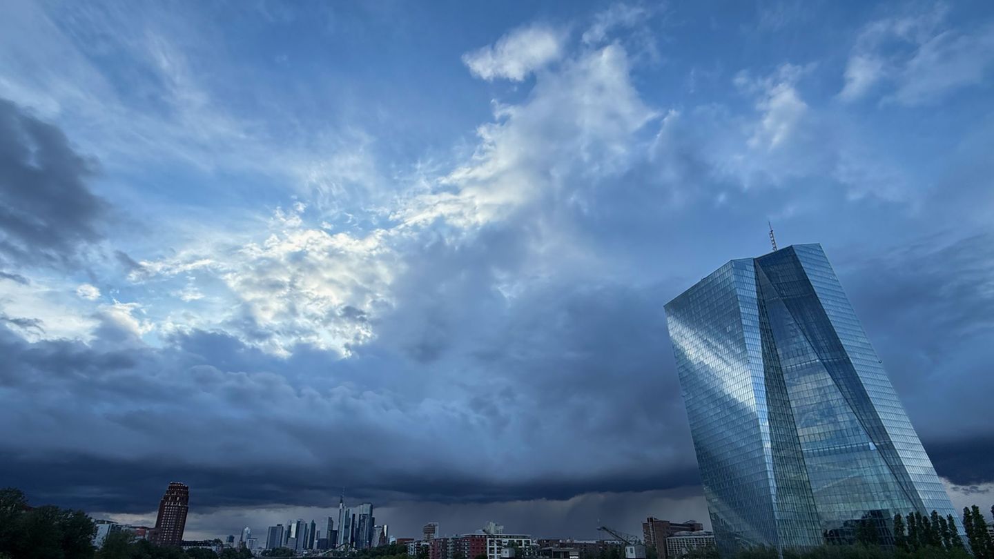 Dichte Wolken zeigen sich zum Wochenstart vermehrt über Hessen. (Symbolbild) Foto: Boris Roessler/dpa