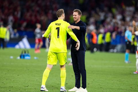 Julian Nagelsmann umarmt Manuel Neuer nach einem Spiel bei der EM 2024