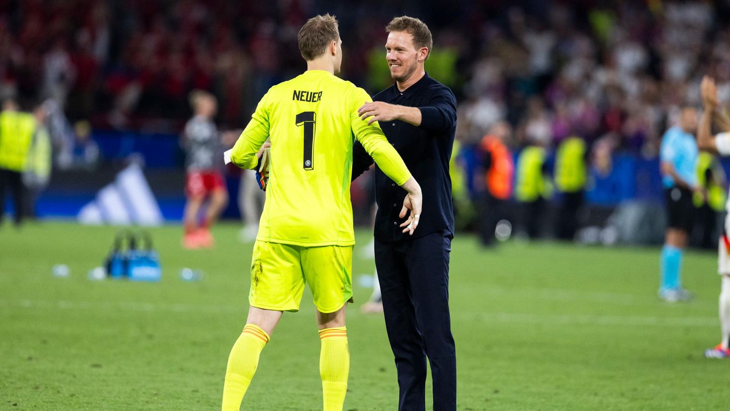 Julian Nagelsmann umarmt Manuel Neuer nach einem Spiel bei der EM 2024