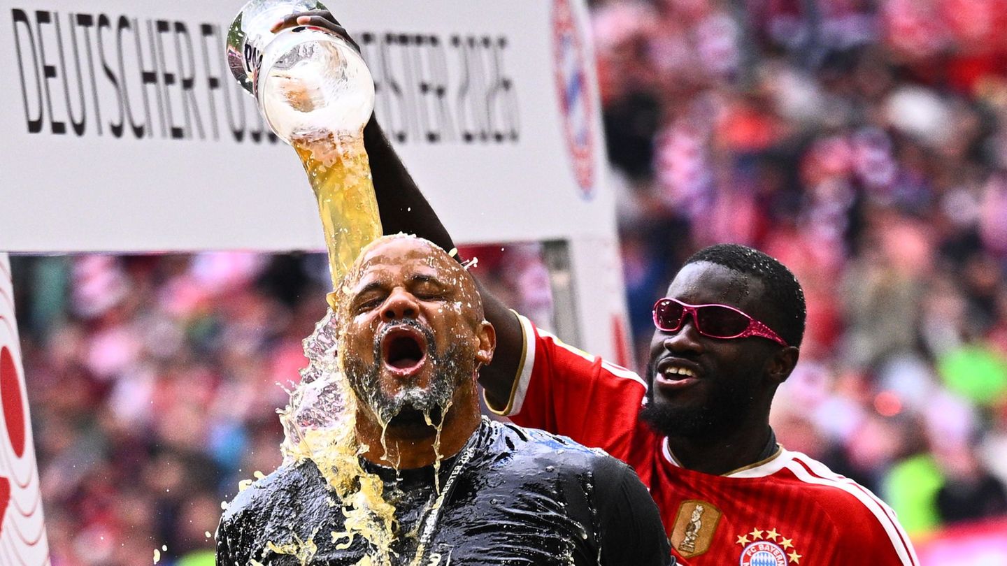 Bayern-Trainer Vincent Kompany bekommt eine Bierdusche von Abwehrspieler Dayot Upamecano. Foto: Tom Weller/dpa