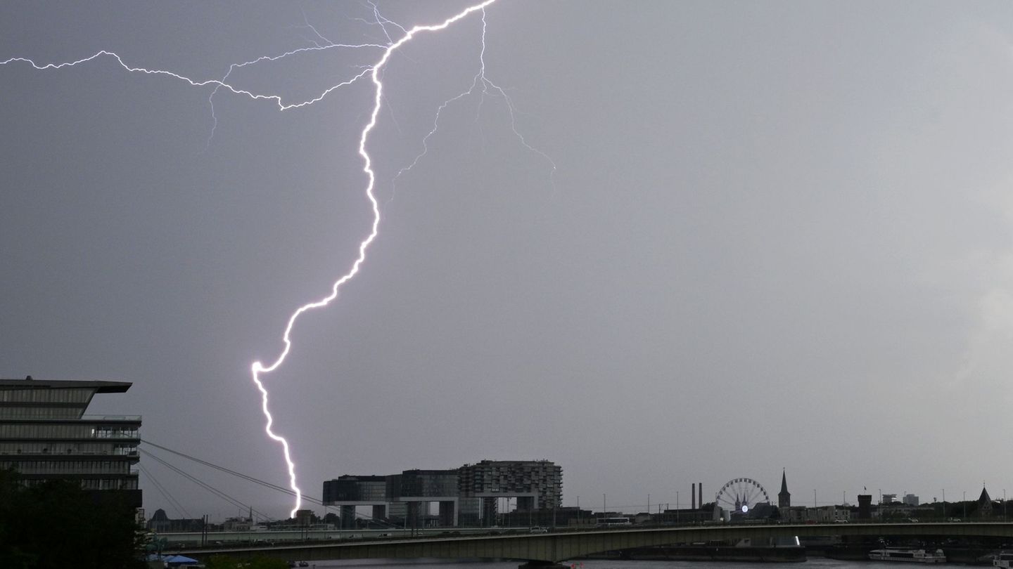 In NRW können Gewitter aufziehen. (Archivbild) Foto: Henning Kaiser/dpa