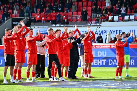 Die Spieler des 1. FC Heidenheim wurden von ihren Fans trotz des Abstiegs gefeiert. Foto: Jan-Philipp Strobel/dpa