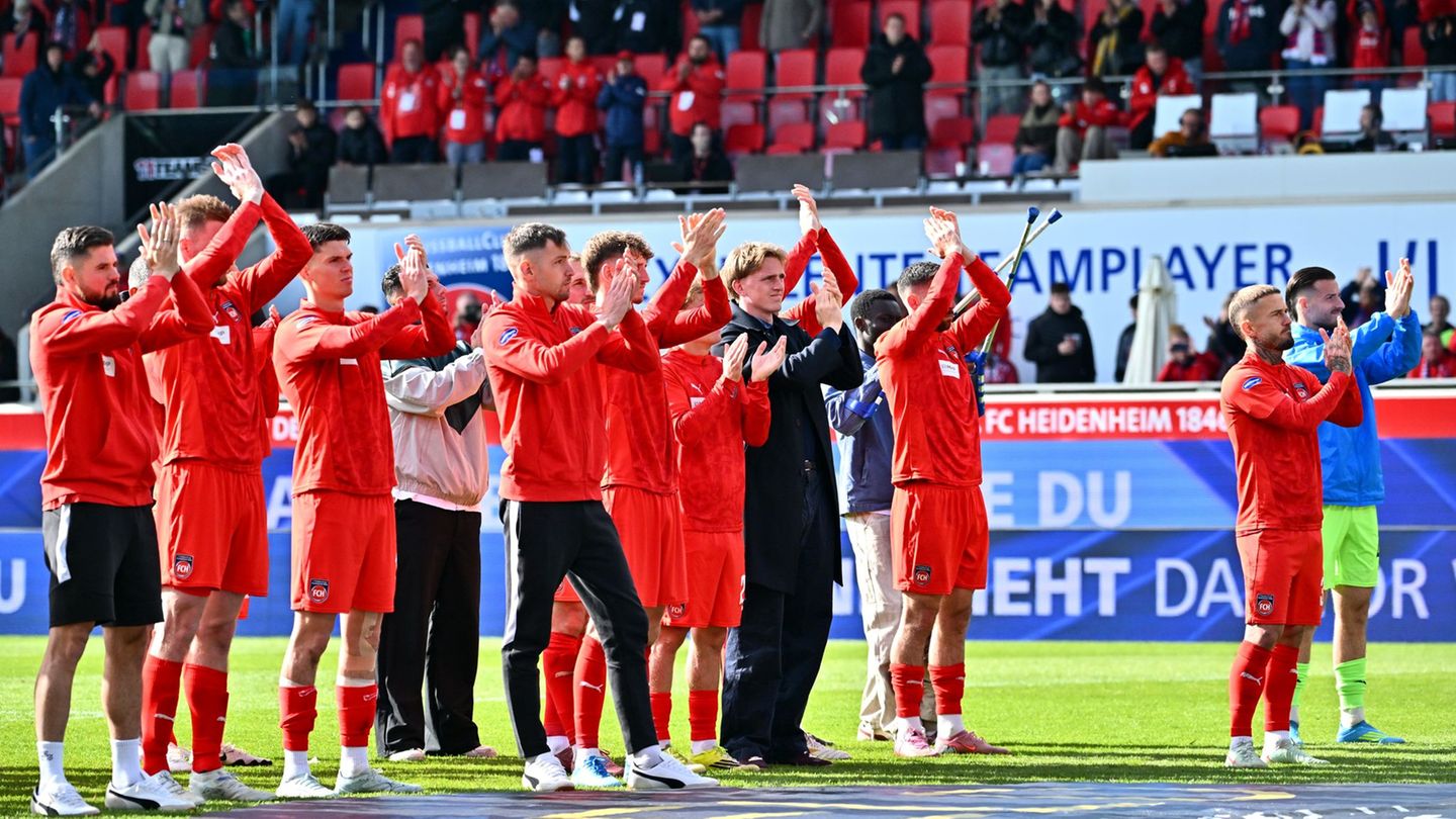 Die Spieler des 1. FC Heidenheim wurden von ihren Fans trotz des Abstiegs gefeiert. Foto: Jan-Philipp Strobel/dpa