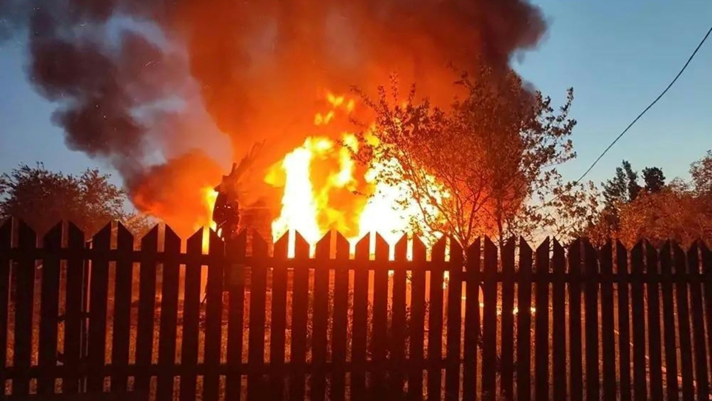 Brennendes Gebäude nach Drohnenangriff in Region Moskau