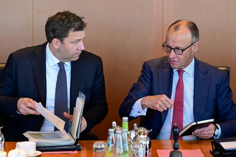 Kanzler Merz (r.) und Vizekanzler Klingbeil