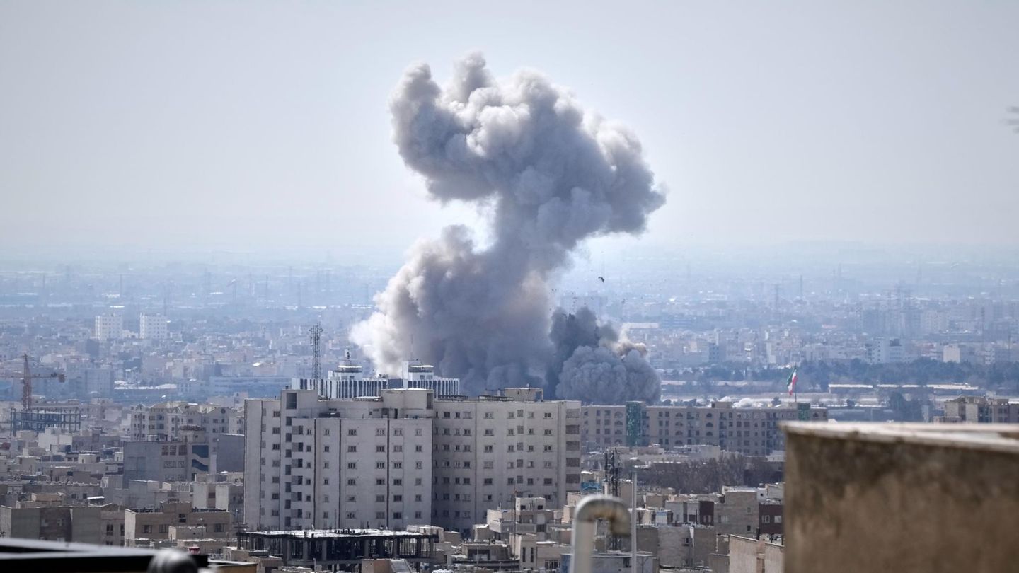Eine Rauchwolke steigt nach einer Explosion Anfang März in Teheran auf: Israel rechnet mit möglichem Neubeginn des Irankriegs